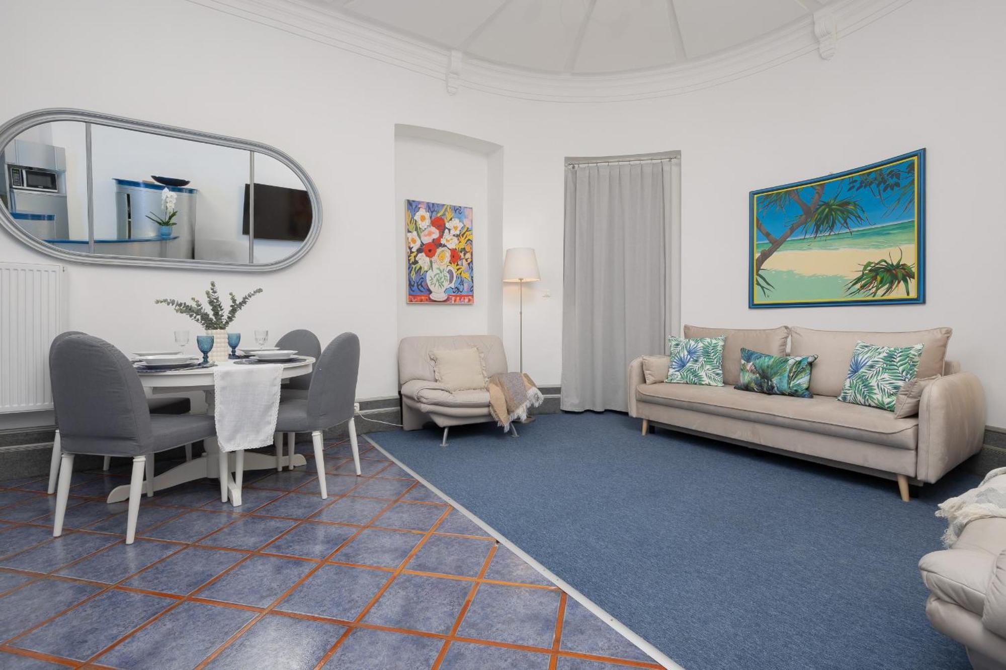 Spacious In The City Center By Rent Like *